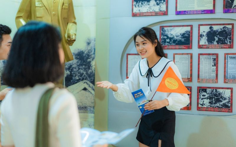 Sinh viên tốt nghiệp ngành Du lịch sẽ được cấp thẻ hướng dẫn viên