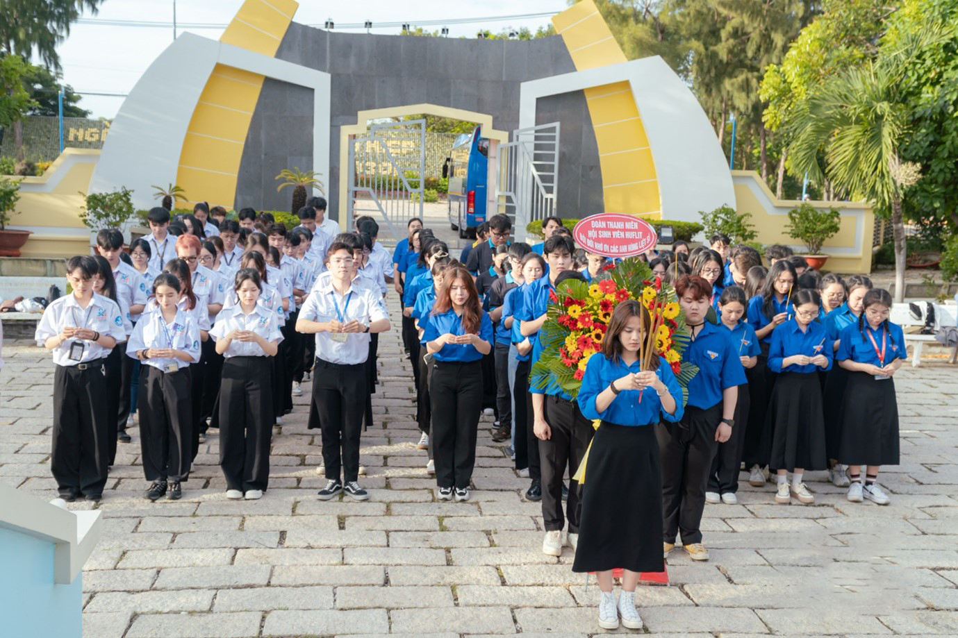 Trong chương trình tập huấn, cán bộ Đoàn - Hội đã cùng nhau tham gia “Hành trình về nguồn” tại Nghĩa trang Liệt sỹ Rừng Sác để dâng hương, tưởng nhớ những anh hùng có công với cách mạng, những người đã hy sinh để mang lại độc lập, tự do và hạnh phúc cho mỗi người dân Việt Nam.