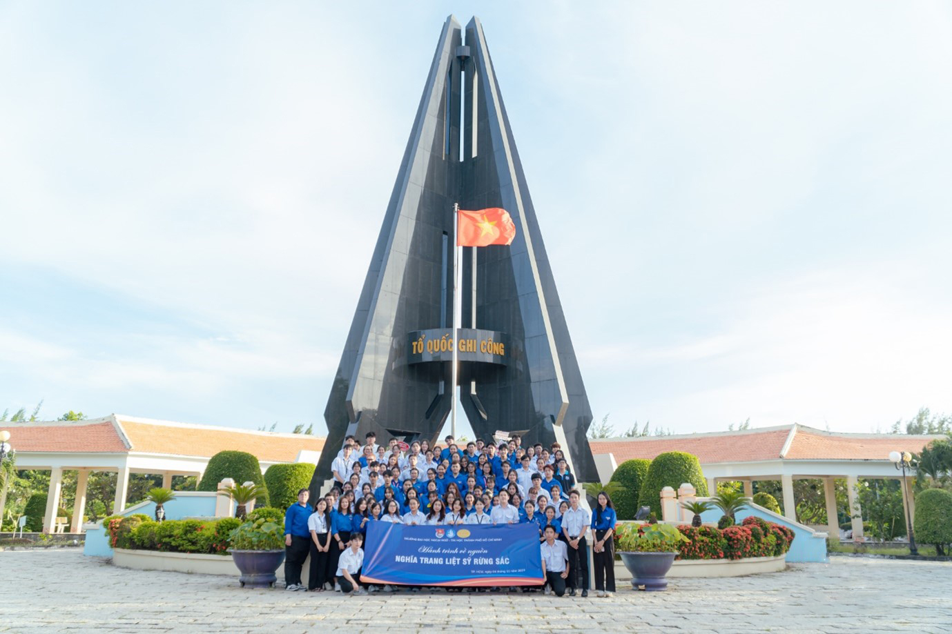 Trong chương trình tập huấn, cán bộ Đoàn - Hội đã cùng nhau tham gia “Hành trình về nguồn” tại Nghĩa trang Liệt sỹ Rừng Sác để dâng hương, tưởng nhớ những anh hùng có công với cách mạng, những người đã hy sinh để mang lại độc lập, tự do và hạnh phúc cho mỗi người dân Việt Nam.