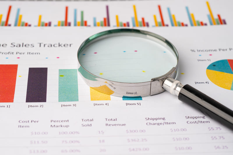 Marketing Specialist thực hiện nghiên cứu thị trường