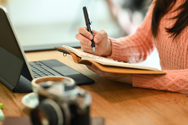 Truyền thông quốc tế HUFLIT