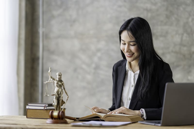 Chuyên viên pháp chế nghiên cứu luật