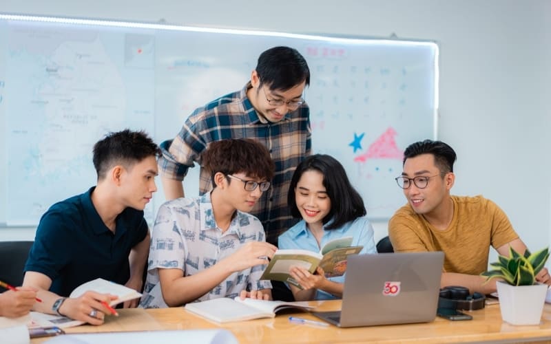 Khoa Quan hệ Quốc tế HUFLIT