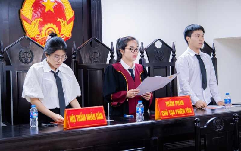 Phiên tòa giả định