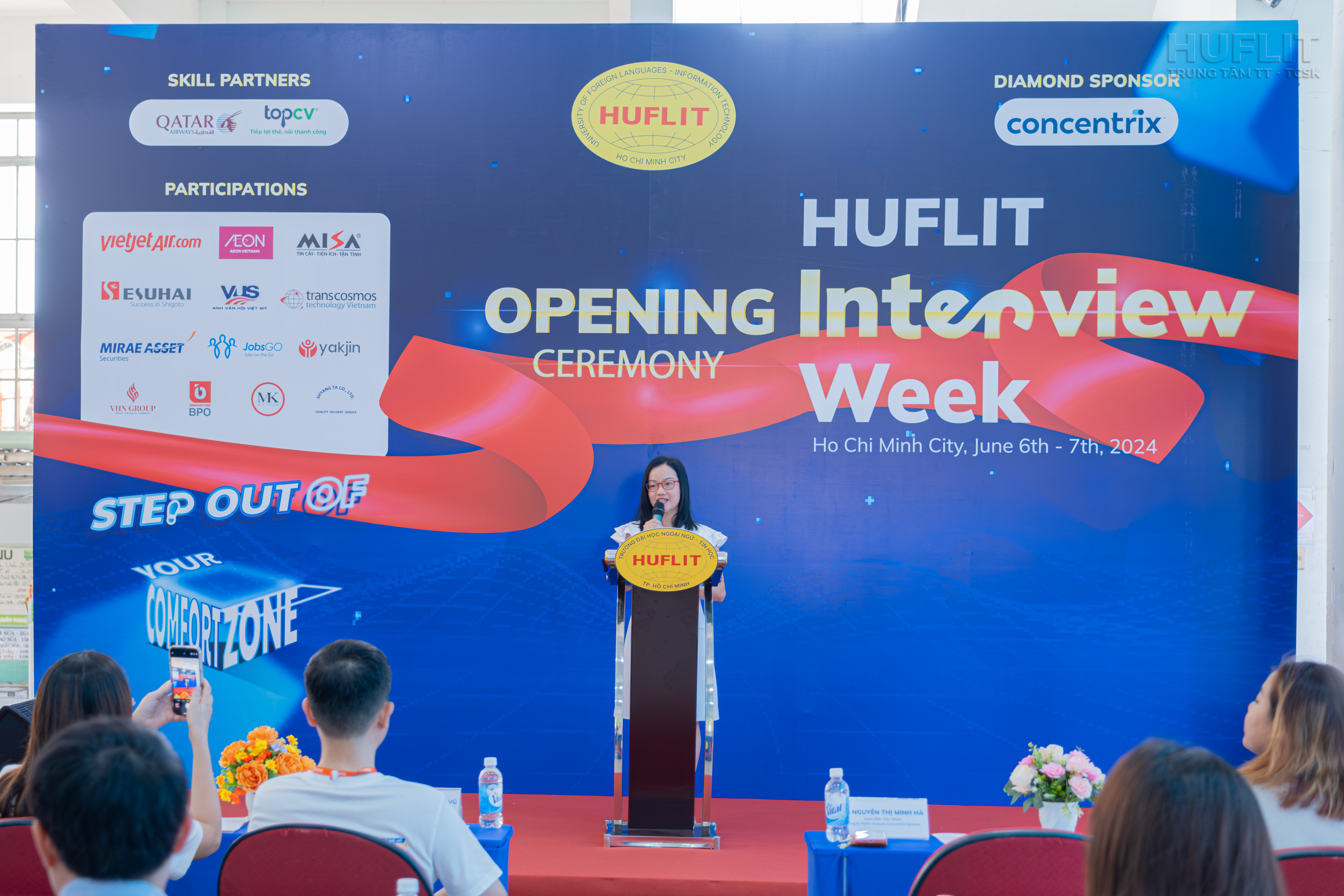 Bà Nguyễn Thị Minh Hà - Giám đốc vận hành Công ty TNHH Vietnam Concentrix; Cựu sinh viên HUFLIT đồng thời là Nhà tài trợ Kim Cương phát biểu tại sự kiện.
