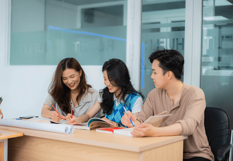 Nhân viên SEO phối hợp với đội ngũ content