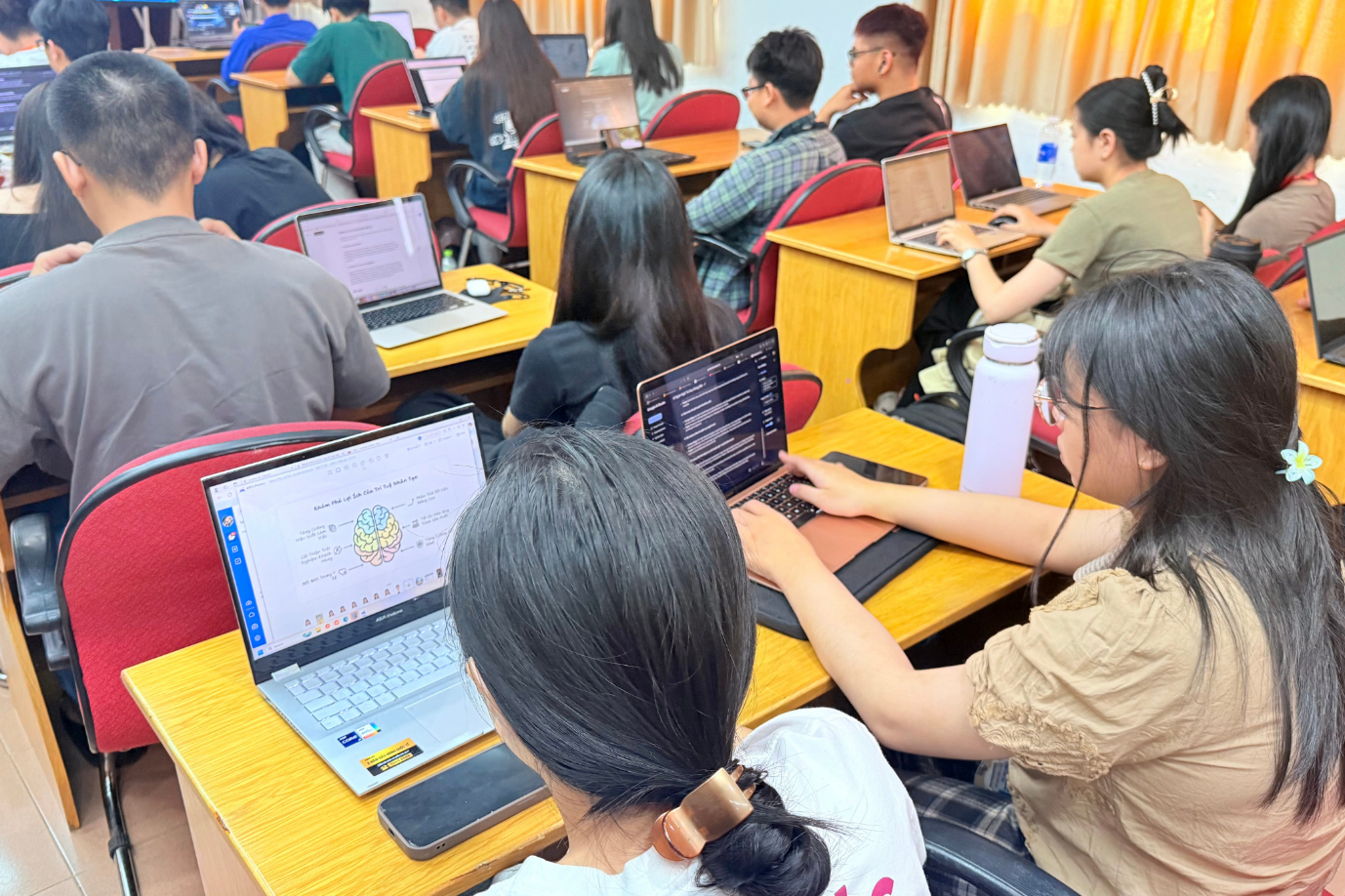 Tháng Thanh niên 2025 – Tuổi trẻ HUFLIT tự hào, vững tin theo Đảng