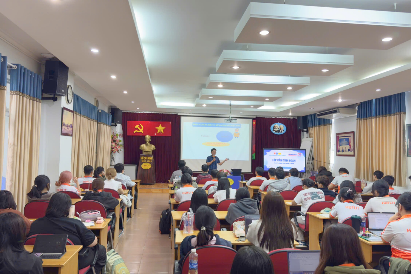 Tháng Thanh niên 2025 – Tuổi trẻ HUFLIT tự hào, vững tin theo Đảng