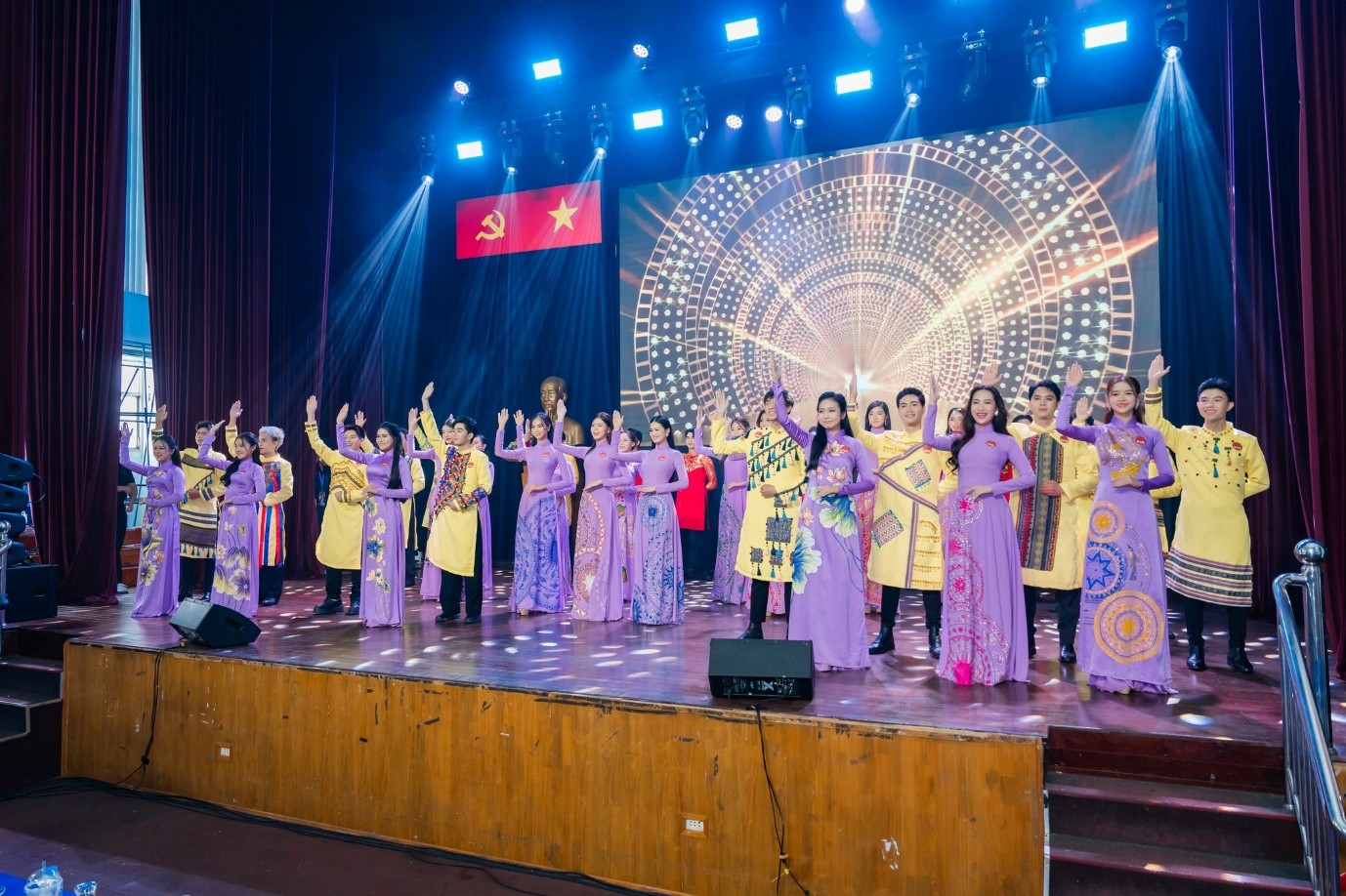 Tháng Thanh niên 2025 – Tuổi trẻ HUFLIT tự hào, vững tin theo Đảng