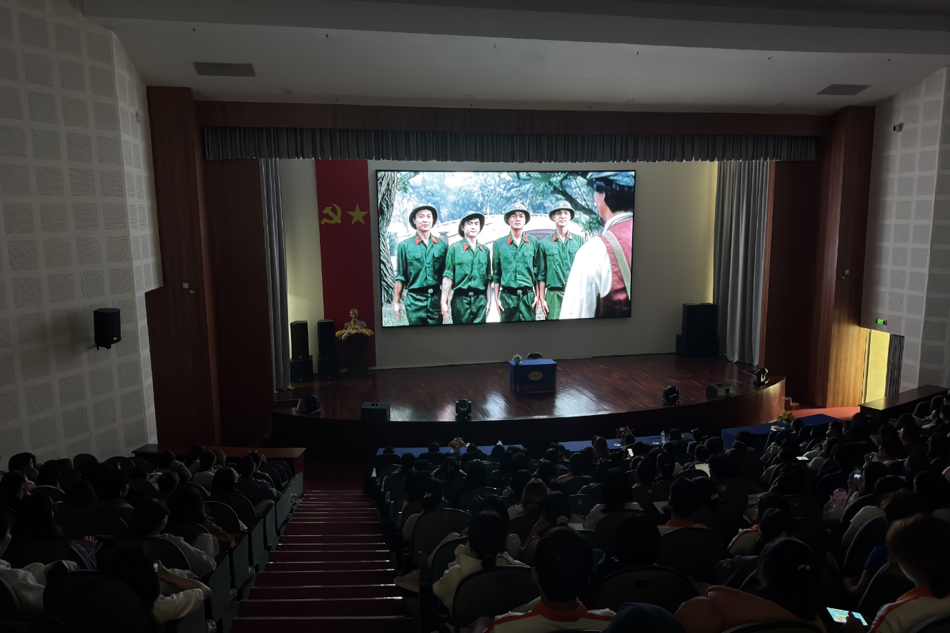 Tháng Thanh niên 2025 – Tuổi trẻ HUFLIT tự hào, vững tin theo Đảng