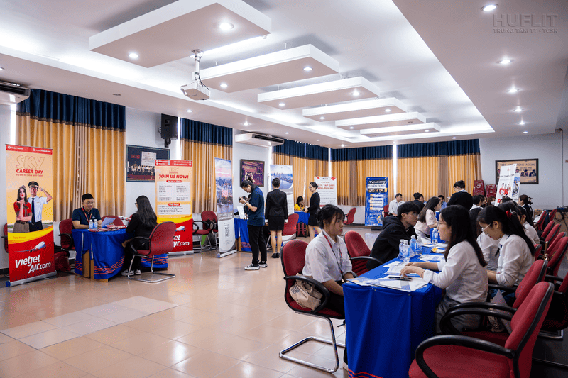 Sinh viên HUFLIT tham gia phỏng vấn trực tiếp