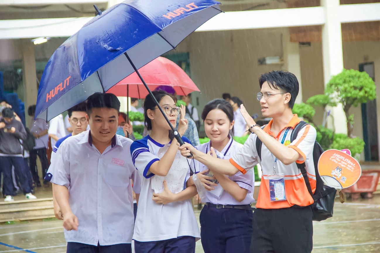 Tiếp sức mùa thi HUFLIT năm 2025