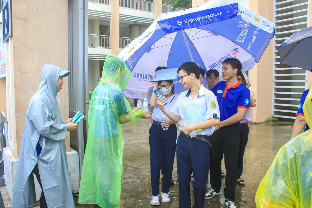 Tiếp sức mùa thi HUFLIT năm 2025