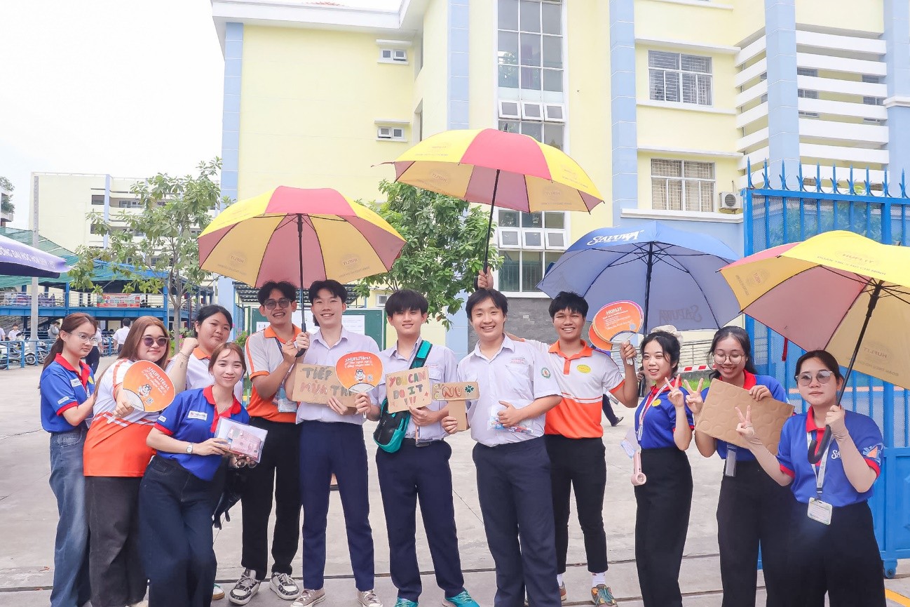Tiếp sức mùa thi HUFLIT năm 2025