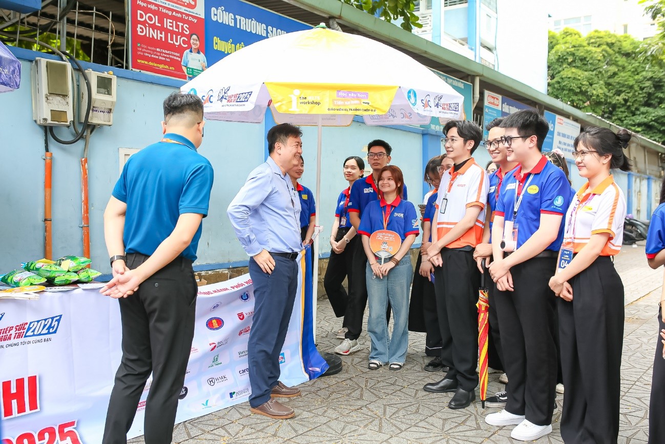 Tiếp sức mùa thi HUFLIT năm 2025
