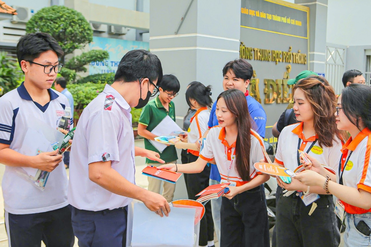 Tiếp sức mùa thi HUFLIT năm 2025