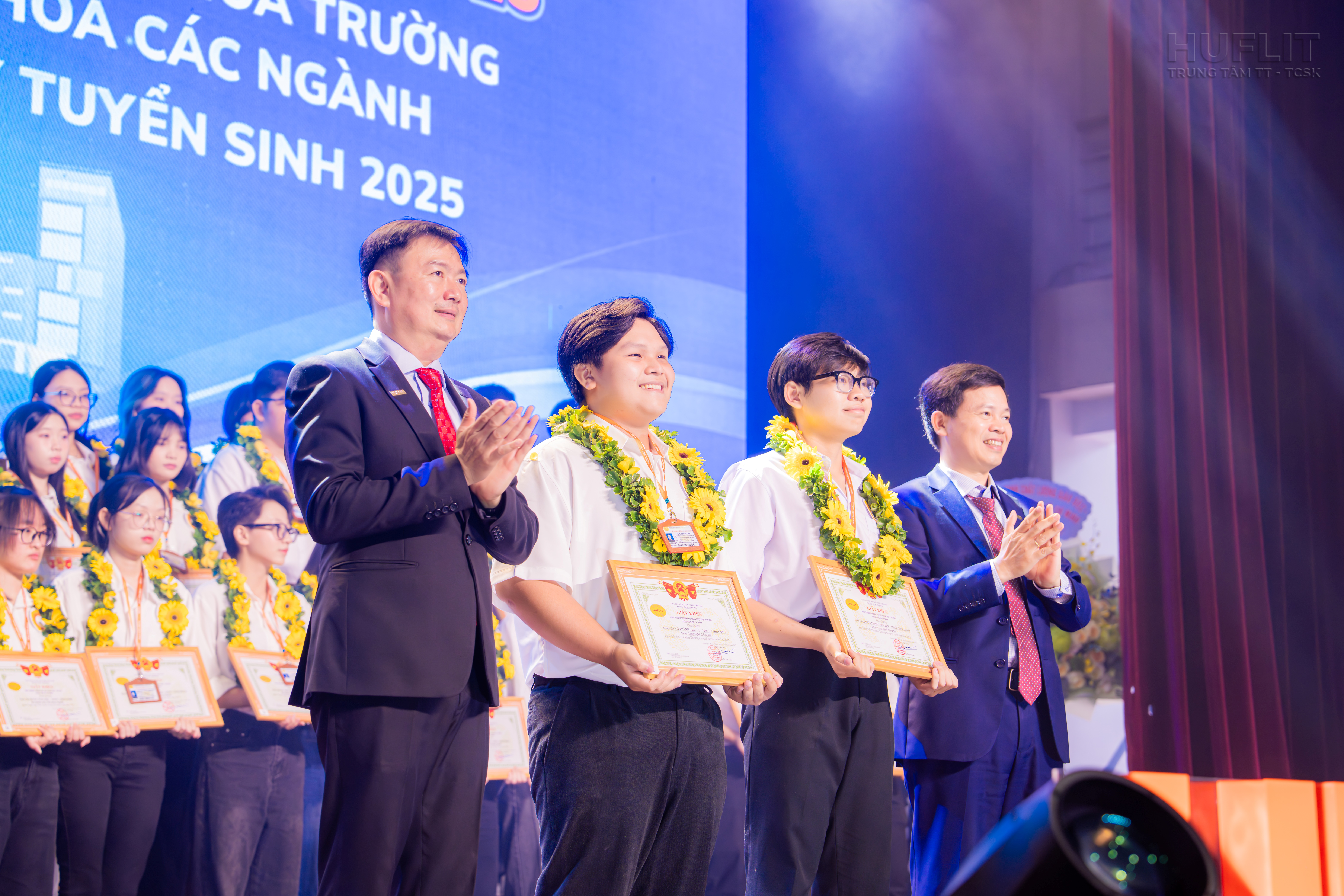Vinh danh Thủ khoa HUFLIT kỳ tuyển sinh 2025