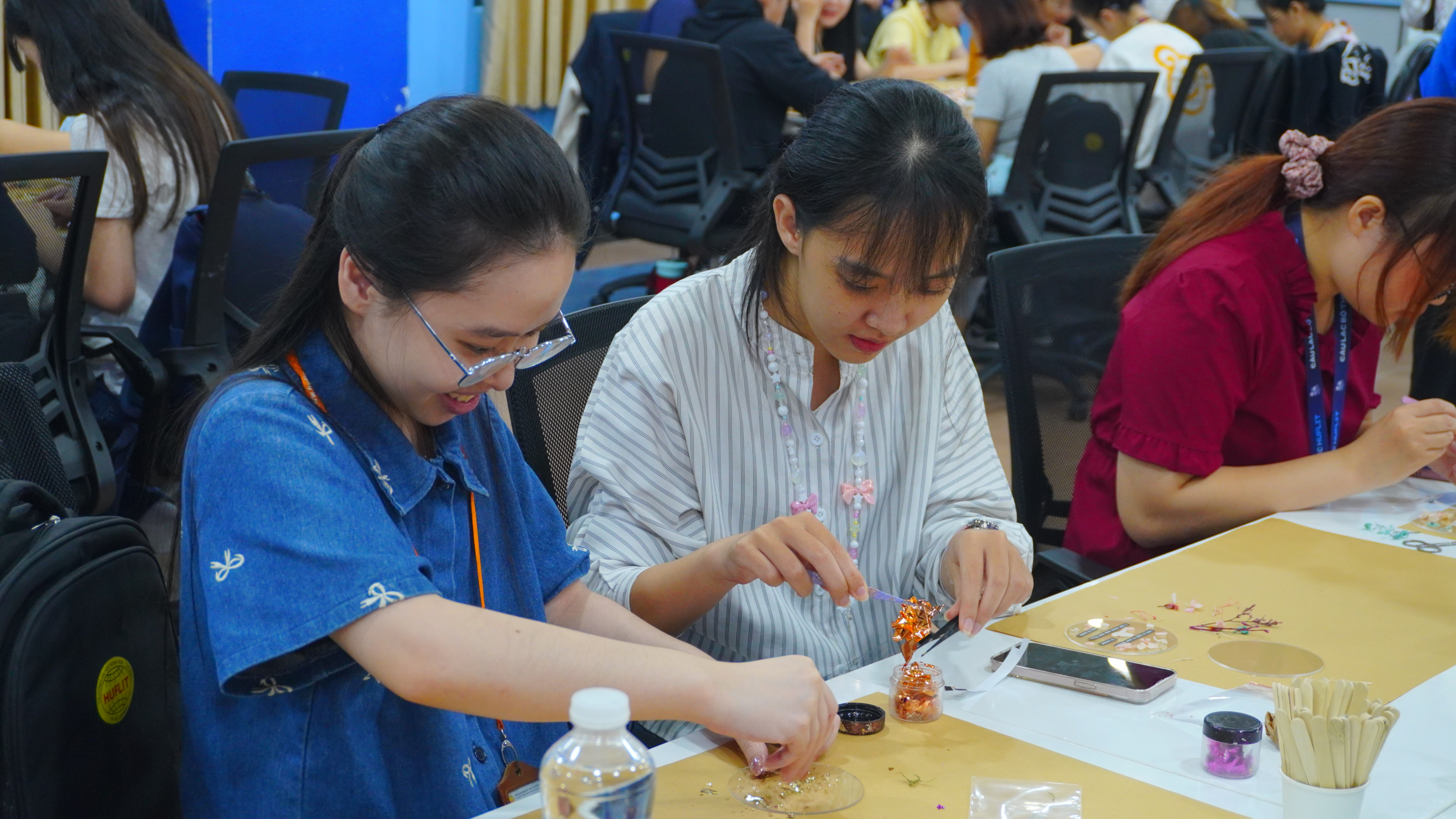 Sinh viên Khoa Quan hệ Quốc tế & Truyền thông tổ chức Hoạt động “Everbloom” Chào mừng Ngày Nhà giáo Việt Nam 20/11