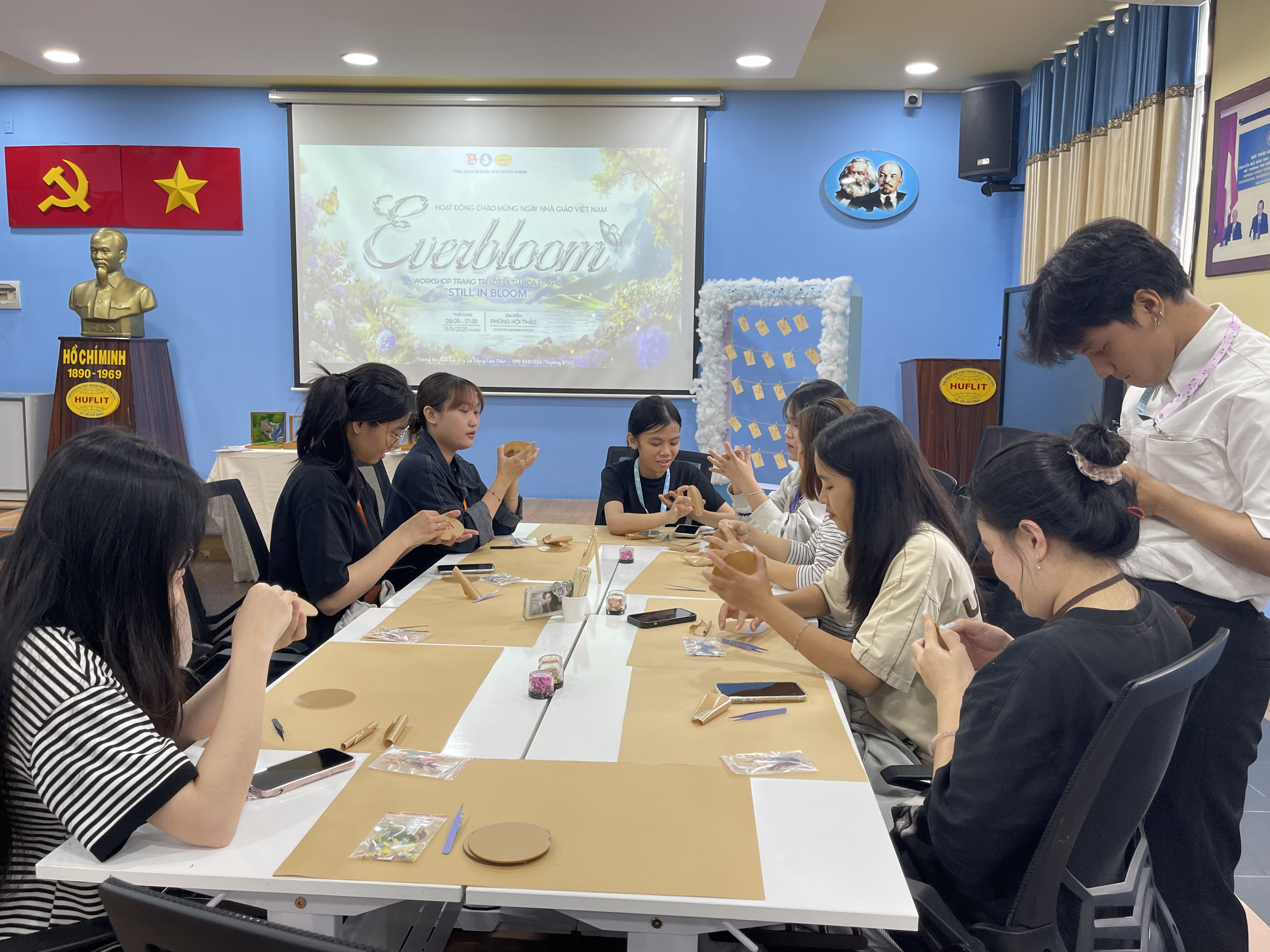 Sinh viên Khoa Quan hệ Quốc tế & Truyền thông tổ chức Hoạt động “Everbloom” Chào mừng Ngày Nhà giáo Việt Nam 20/11