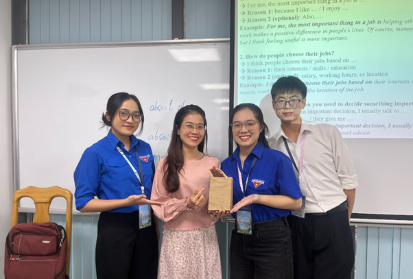 Sinh viên Khoa Quan hệ Quốc tế & Truyền thông tổ chức Hoạt động “Everbloom” Chào mừng Ngày Nhà giáo Việt Nam 20/11