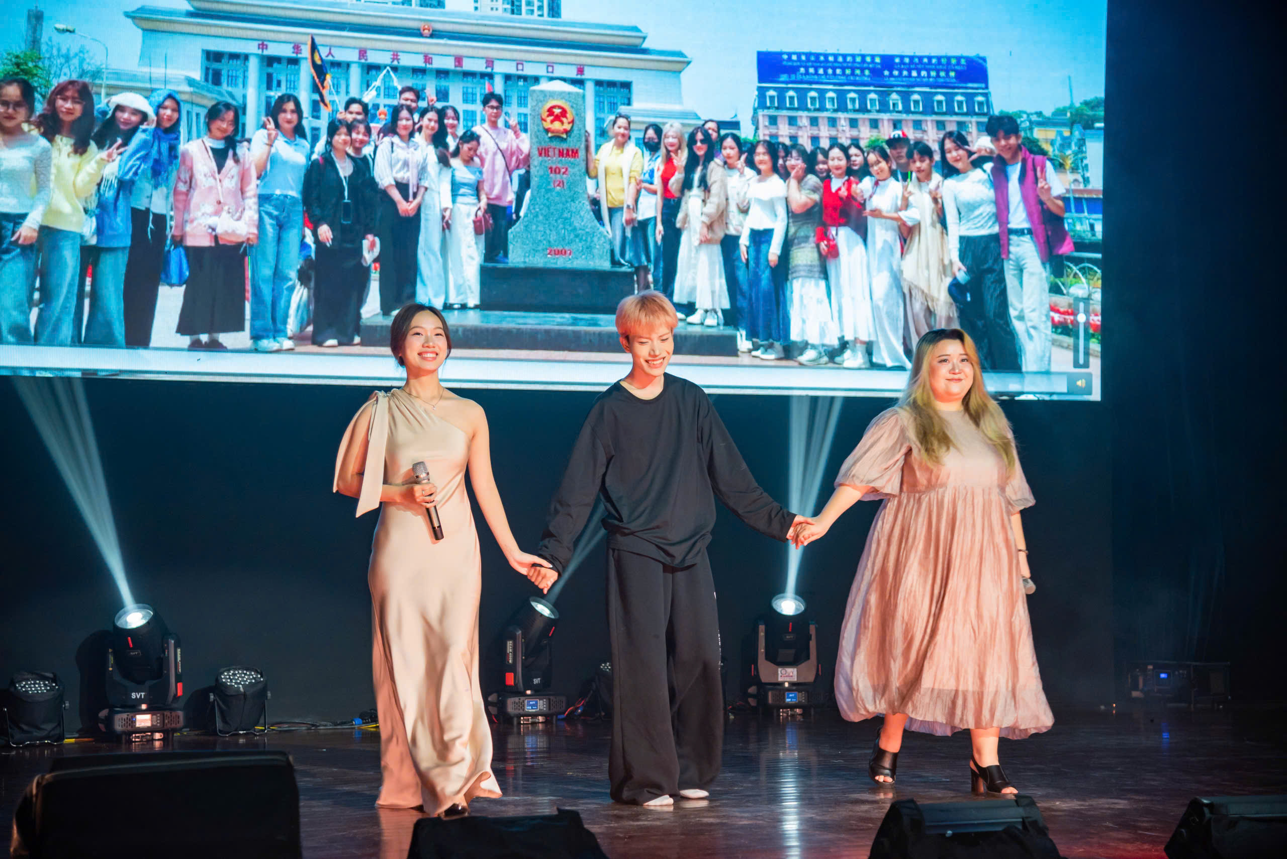 Sinh viên khoa Du lịch - Khách sạn HUFLIT gửi “Giai điệu Tri ân” đến “Những người lái đò thầm lặng”