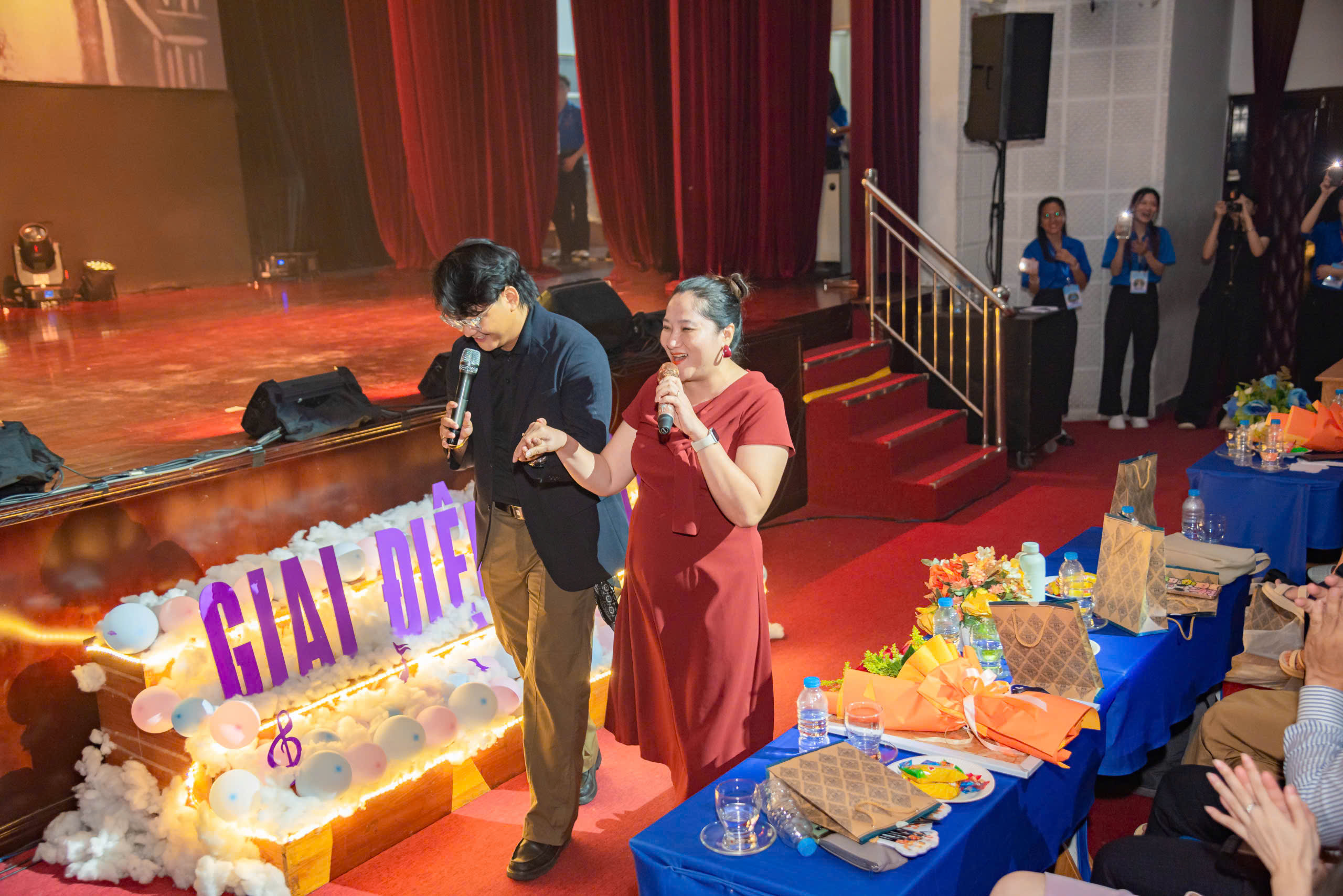 Sinh viên khoa Du lịch - Khách sạn HUFLIT gửi “Giai điệu Tri ân” đến “Những người lái đò thầm lặng”