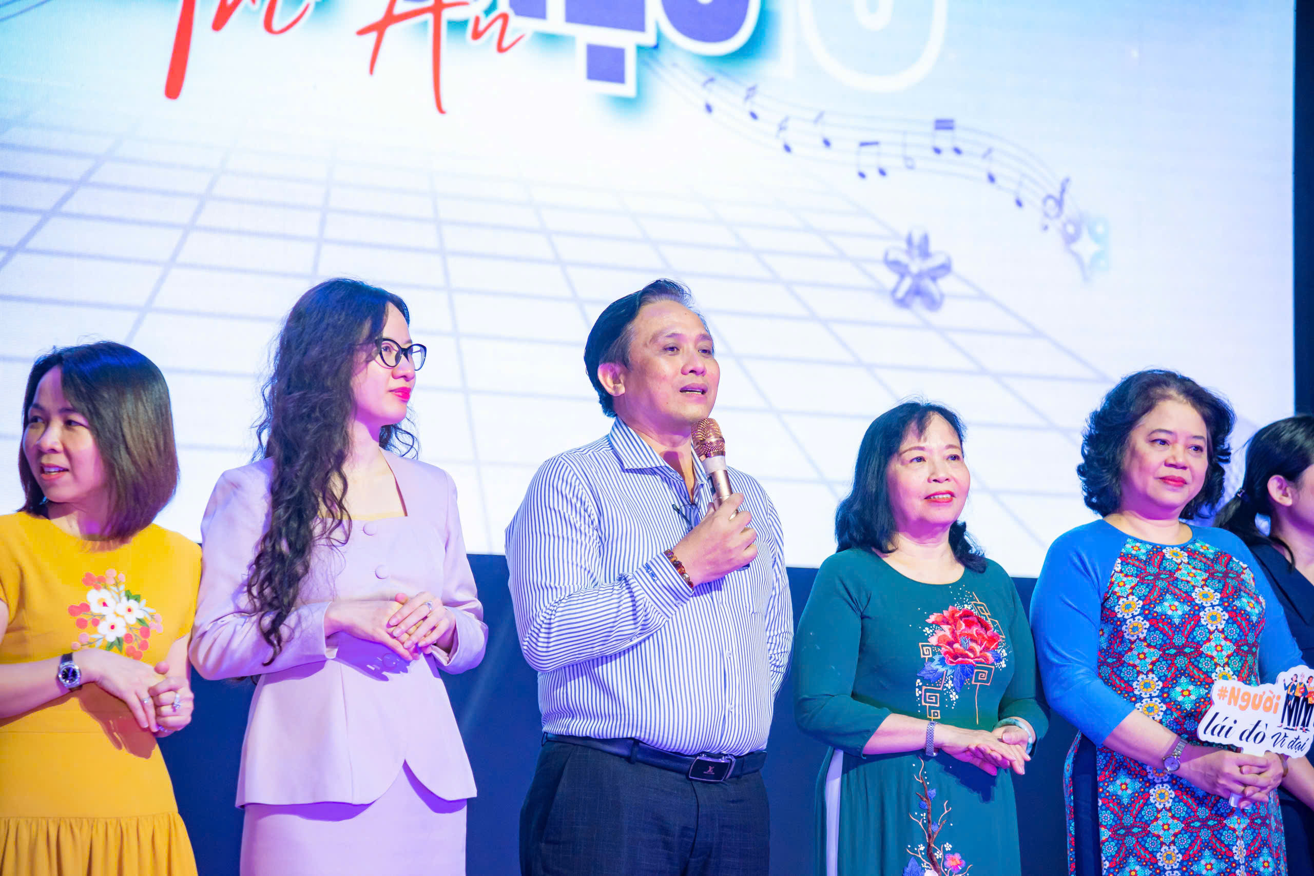 Sinh viên khoa Du lịch - Khách sạn HUFLIT gửi “Giai điệu Tri ân” đến “Những người lái đò thầm lặng”