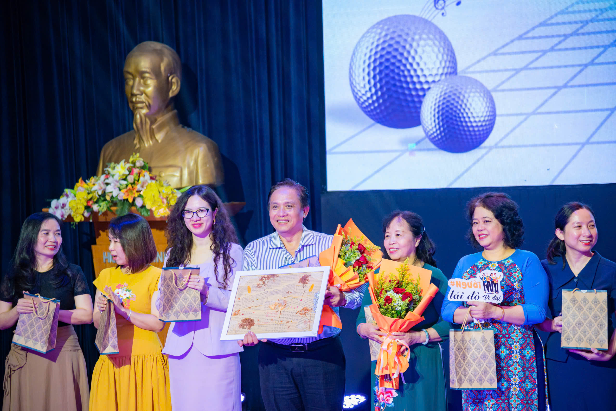 Doan-Hoi-HUFLIT-Giai-dieu-tri-an-21