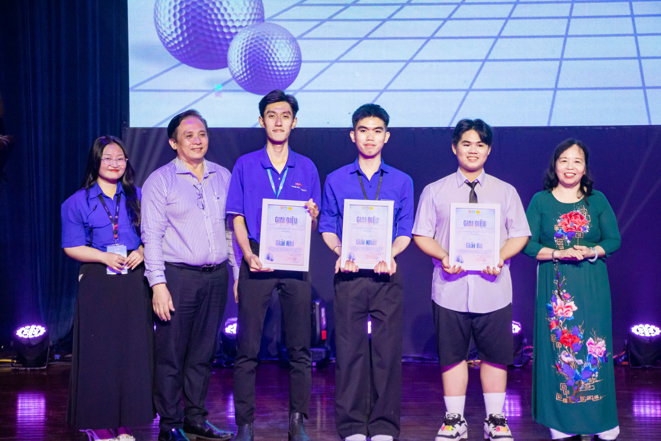 Sinh viên khoa Du lịch - Khách sạn HUFLIT gửi “Giai điệu Tri ân” đến “Những người lái đò thầm lặng”