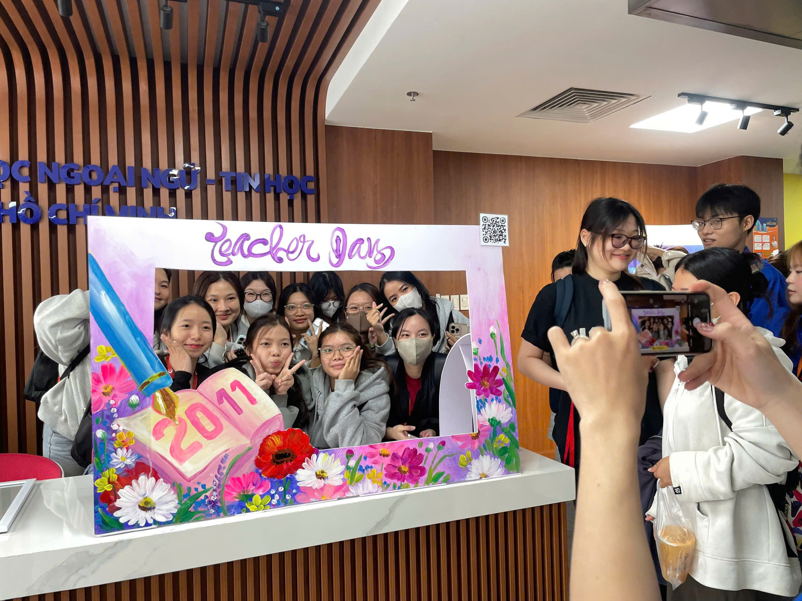 Sinh viên khoa Du lịch - Khách sạn HUFLIT gửi “Giai điệu Tri ân” đến “Những người lái đò thầm lặng”