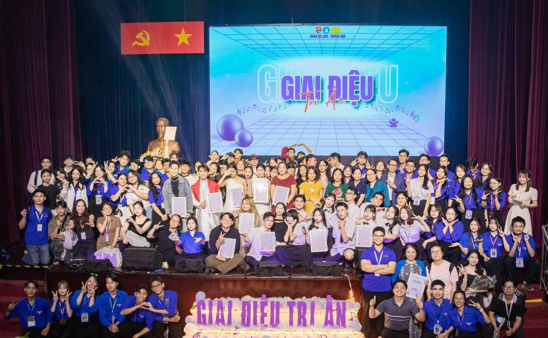 Sinh viên khoa Du lịch - Khách sạn HUFLIT gửi “Giai điệu Tri ân” đến “Những người lái đò thầm lặng”