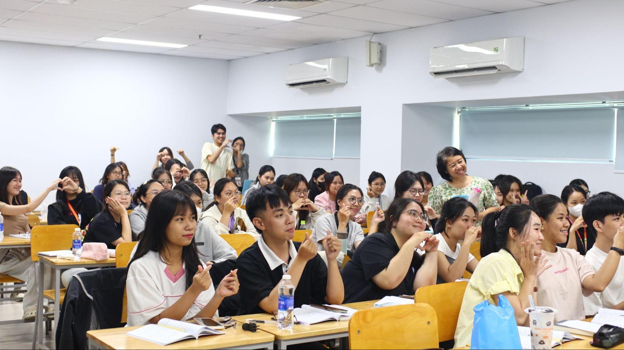 Khởi hành “Đoàn tàu yêu thương” gửi trao “Lời Tri Ân” nhân dịp Chào mừng Ngày Nhà giáo Việt Nam 20/11