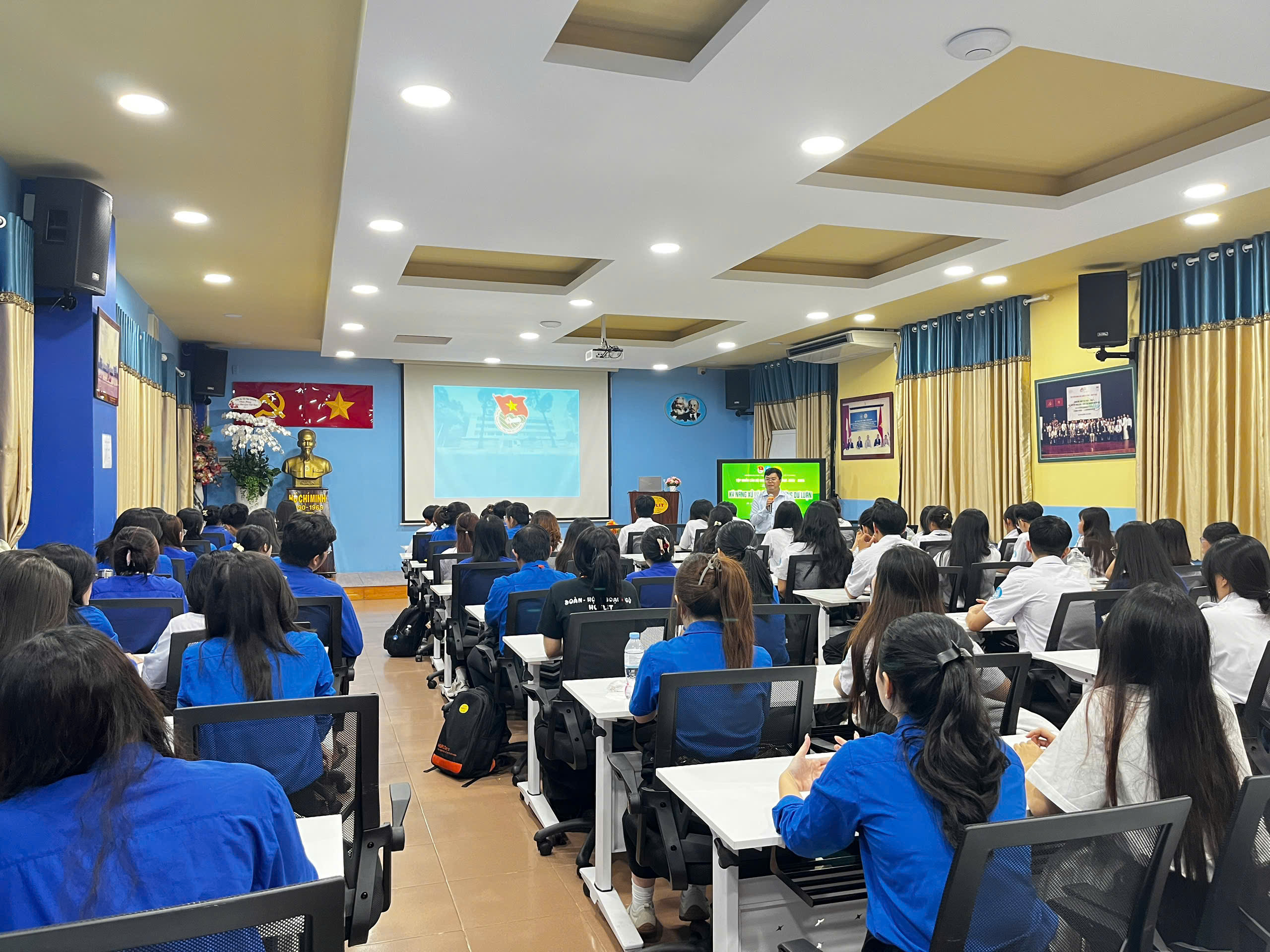 HUFLIT tiếp tục bồi dưỡng kỹ năng và giáo dục truyền thống cho đội ngũ cán bộ Đoàn – Hội các cấp