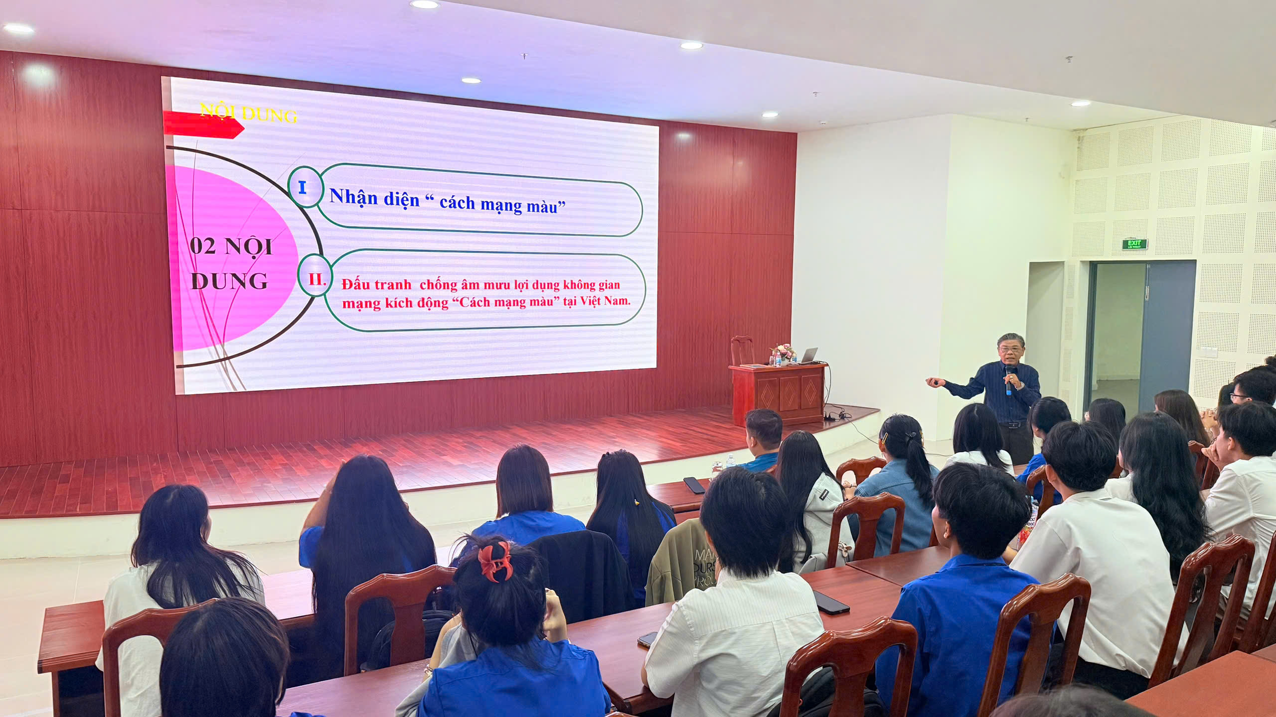 HUFLIT tiếp tục bồi dưỡng kỹ năng và giáo dục truyền thống cho đội ngũ cán bộ Đoàn – Hội các cấp