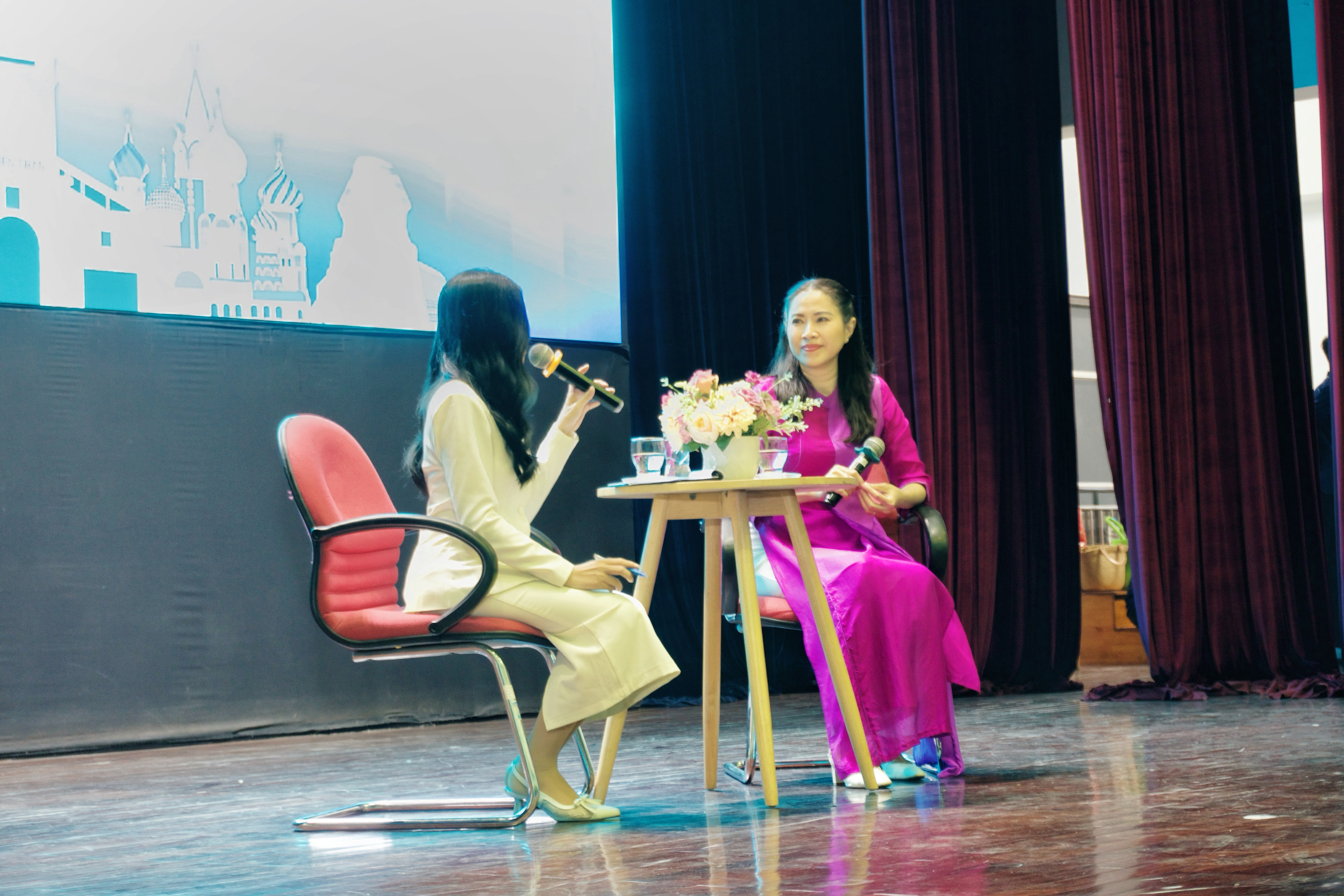 Chuỗi hoạt động học thuật mang tên Hội thảo kỹ năng hội nhập văn hóa & ứng xử xã hội “Bridging Worlds”