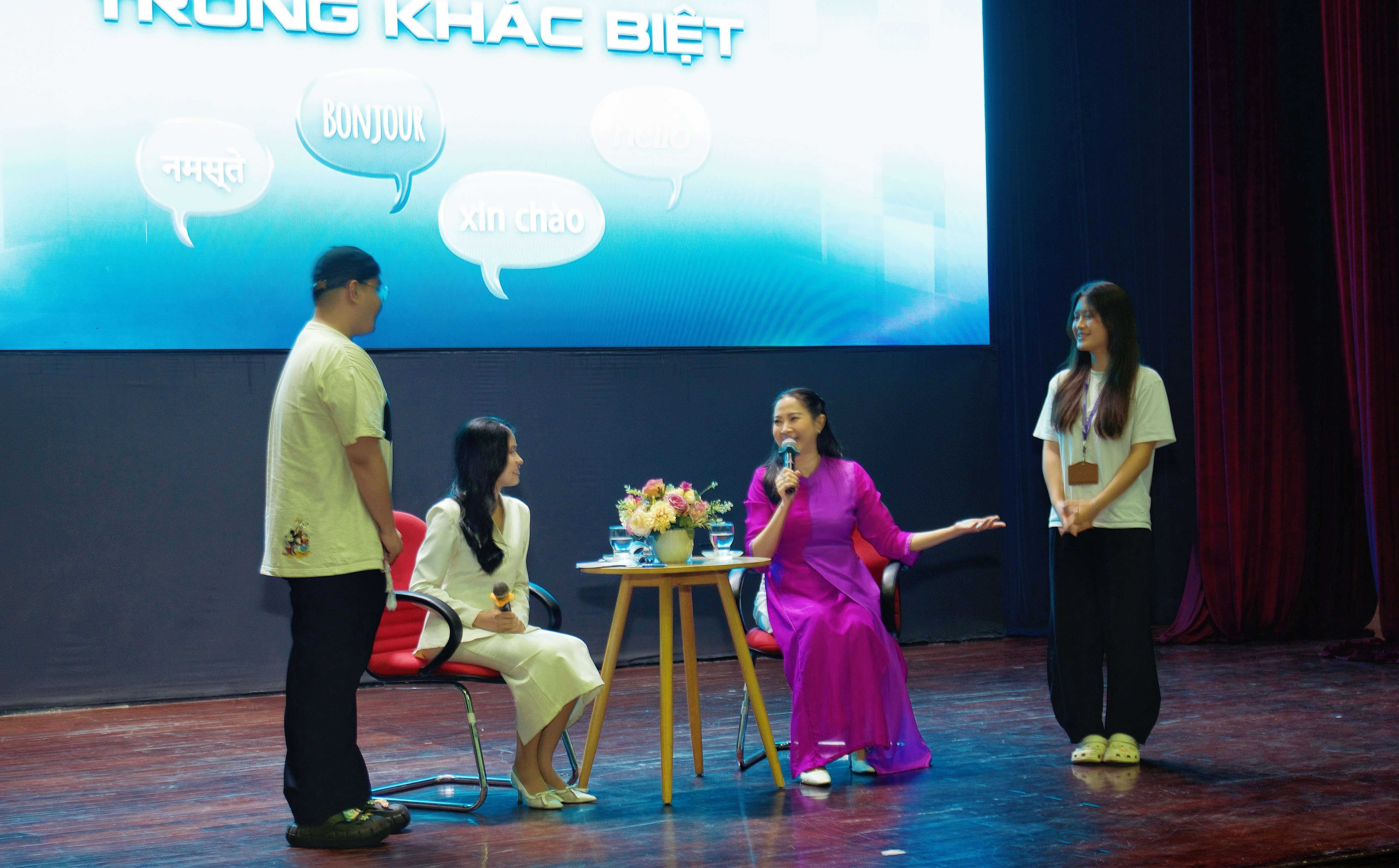 Chuỗi hoạt động học thuật mang tên Hội thảo kỹ năng hội nhập văn hóa & ứng xử xã hội “Bridging Worlds”