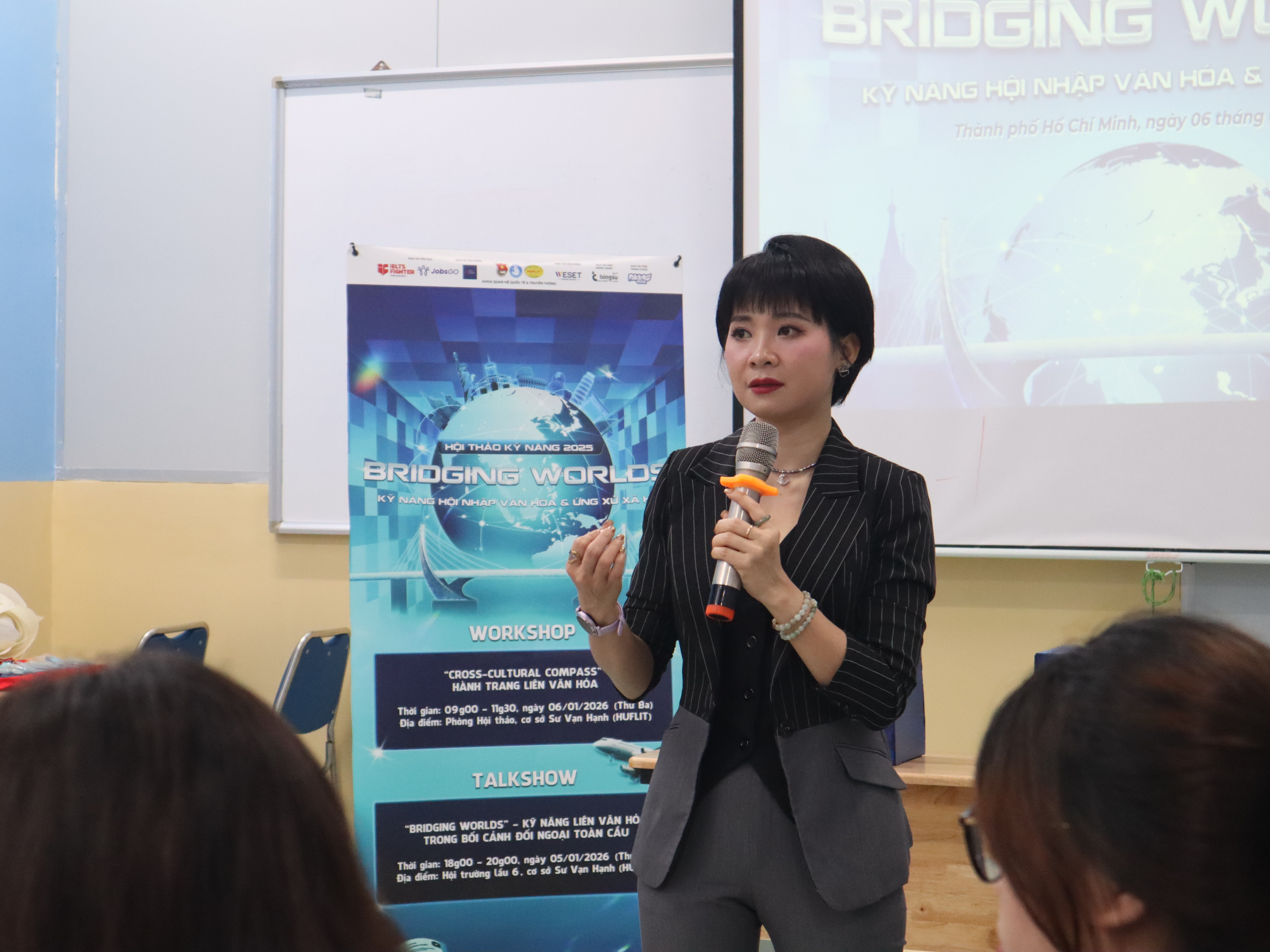 Chuỗi hoạt động học thuật mang tên Hội thảo kỹ năng hội nhập văn hóa & ứng xử xã hội “Bridging Worlds”