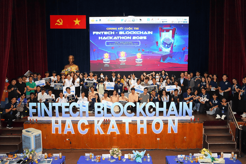 HUFLIT đồng hành cùng bạn chinh phục các ngành AI