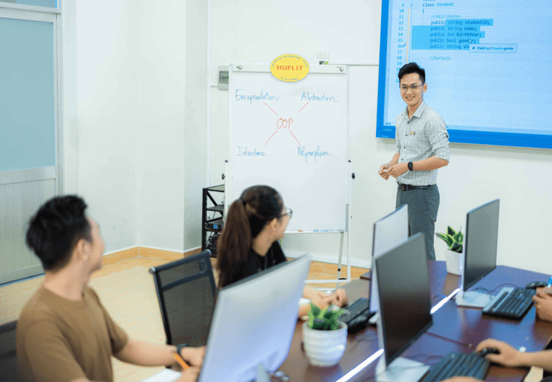 Sinh viên Khối ngành Công nghệ Thông tin & Marketing tại HUFLIT