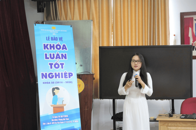 Sinh viên phải nộp một bộ hồ sơ khóa luận