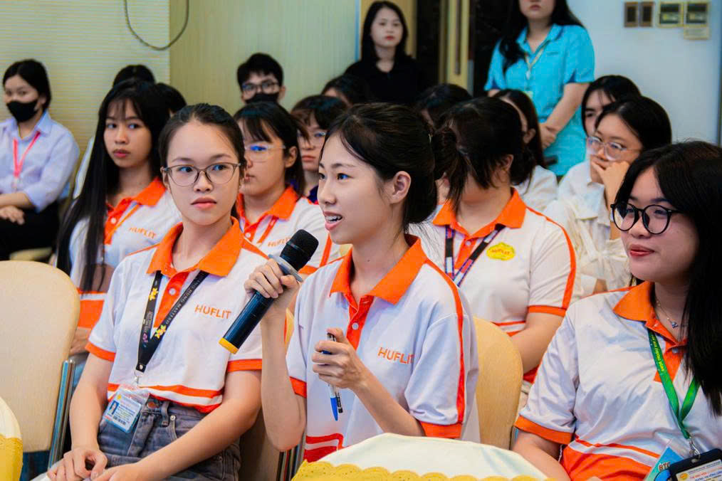 Buổi kiến tập đã diễn ra trong không khí sôi nổi, sinh viên hào hứng đặt câu hỏi tương tác