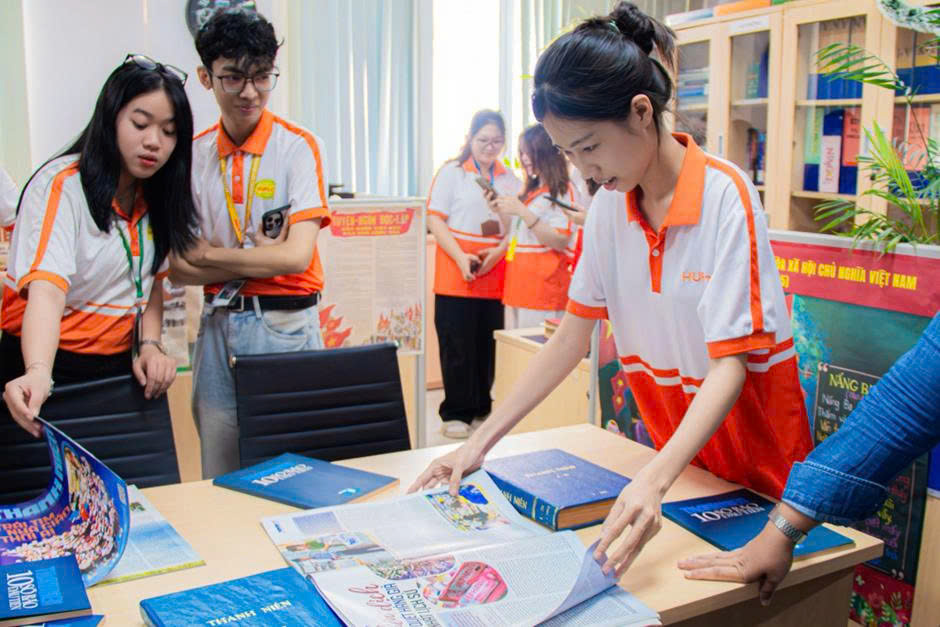 Sinh viên HUFLIT chăm chú quan sát các tư liệu và kỷ vật báo chí tại khu vực trưng bày tầng 5