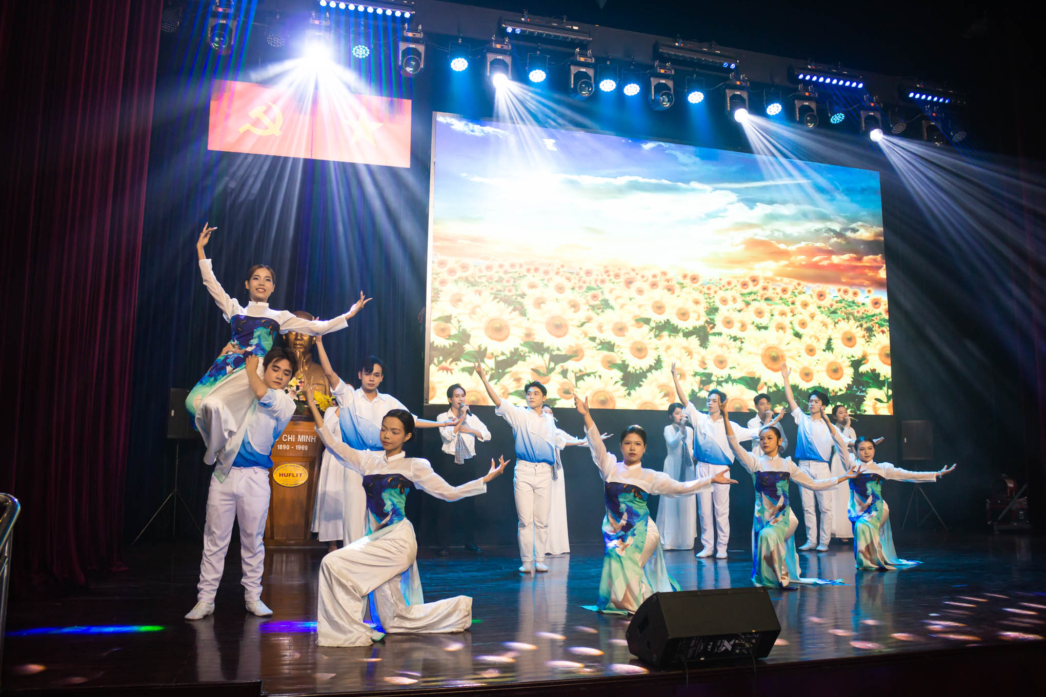 HUFLITers lan tỏa những giá trị tích cực và tinh thần cống hiến nhân dịp Kỷ niệm 76 năm Ngày truyền thống Học sinh, Sinh viên Việt Nam và Hội Sinh viên Việt Nam (09/01/1950 - 09/01/2026)