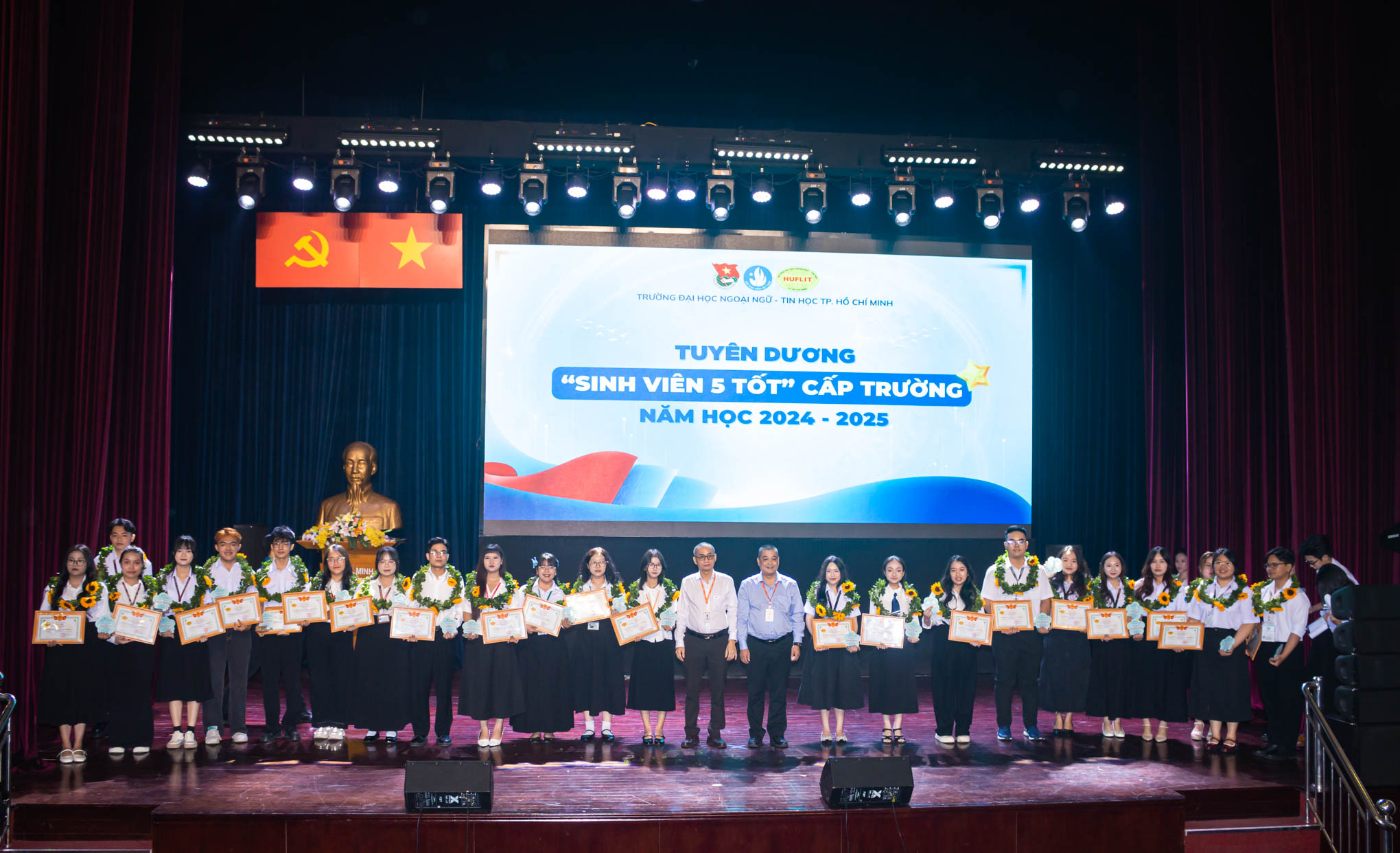 HUFLITers lan tỏa những giá trị tích cực và tinh thần cống hiến nhân dịp Kỷ niệm 76 năm Ngày truyền thống Học sinh, Sinh viên Việt Nam và Hội Sinh viên Việt Nam (09/01/1950 - 09/01/2026)