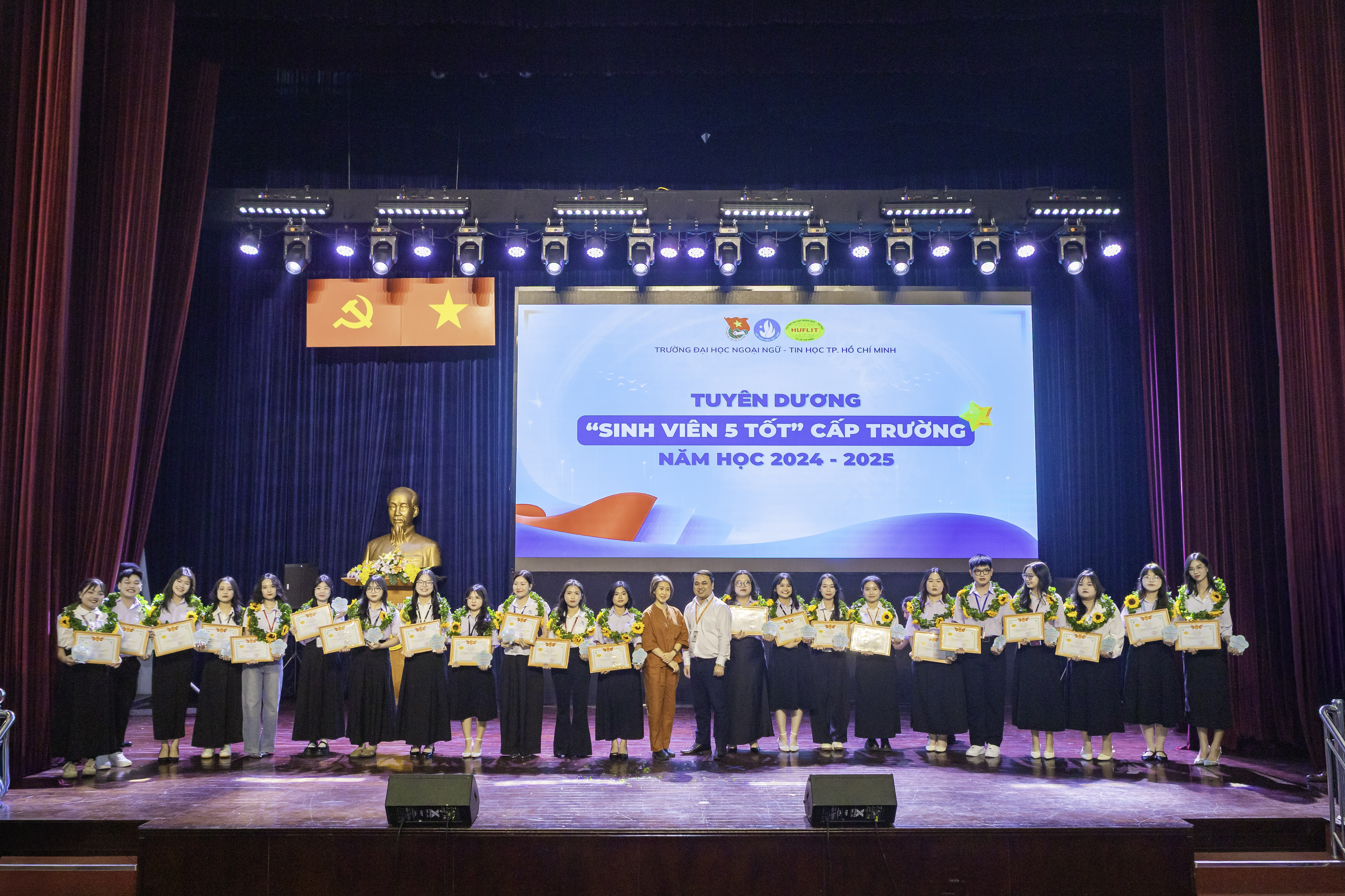 HUFLITers lan tỏa những giá trị tích cực và tinh thần cống hiến nhân dịp Kỷ niệm 76 năm Ngày truyền thống Học sinh, Sinh viên Việt Nam và Hội Sinh viên Việt Nam (09/01/1950 - 09/01/2026)