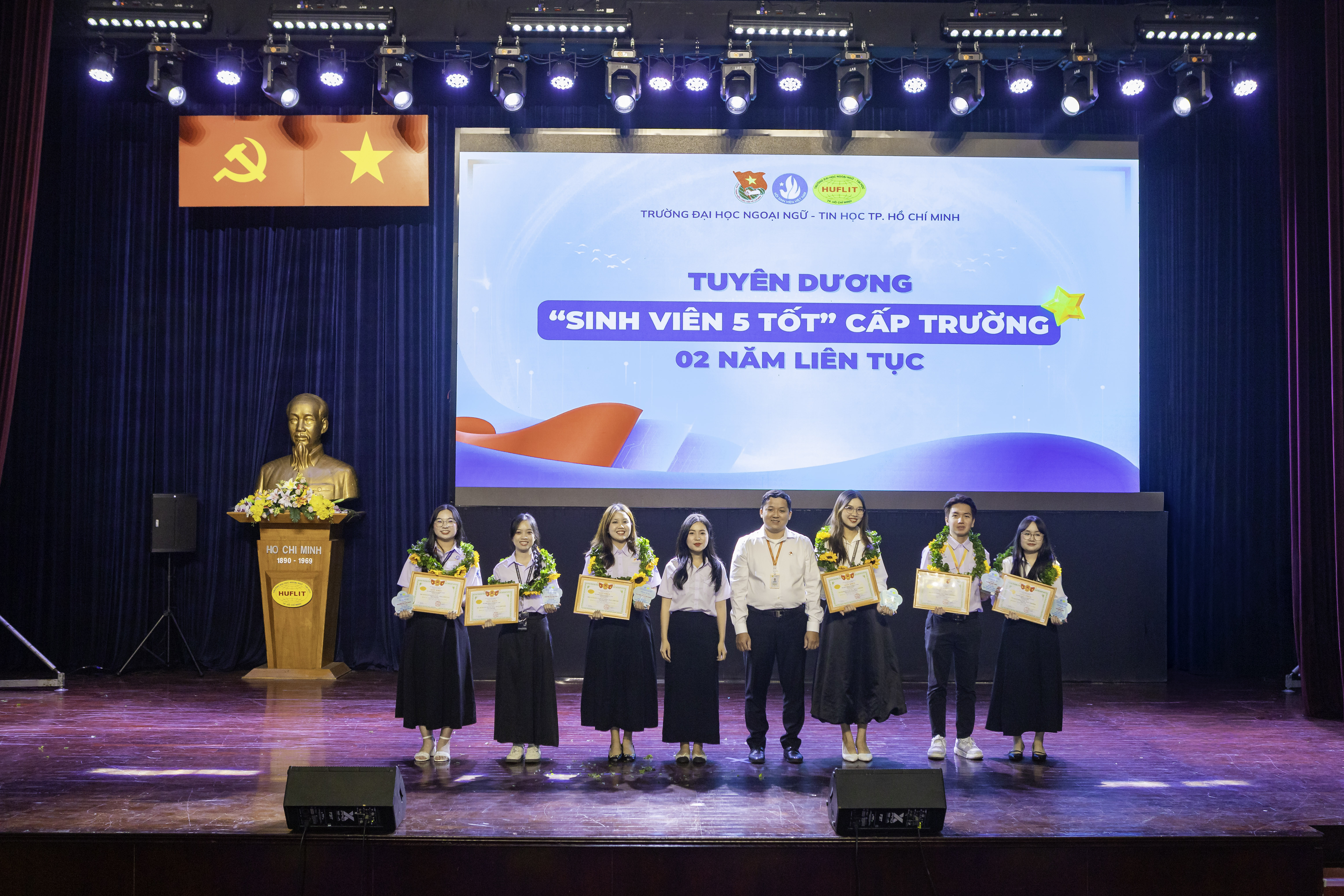 HUFLITers lan tỏa những giá trị tích cực và tinh thần cống hiến nhân dịp Kỷ niệm 76 năm Ngày truyền thống Học sinh, Sinh viên Việt Nam và Hội Sinh viên Việt Nam (09/01/1950 - 09/01/2026)