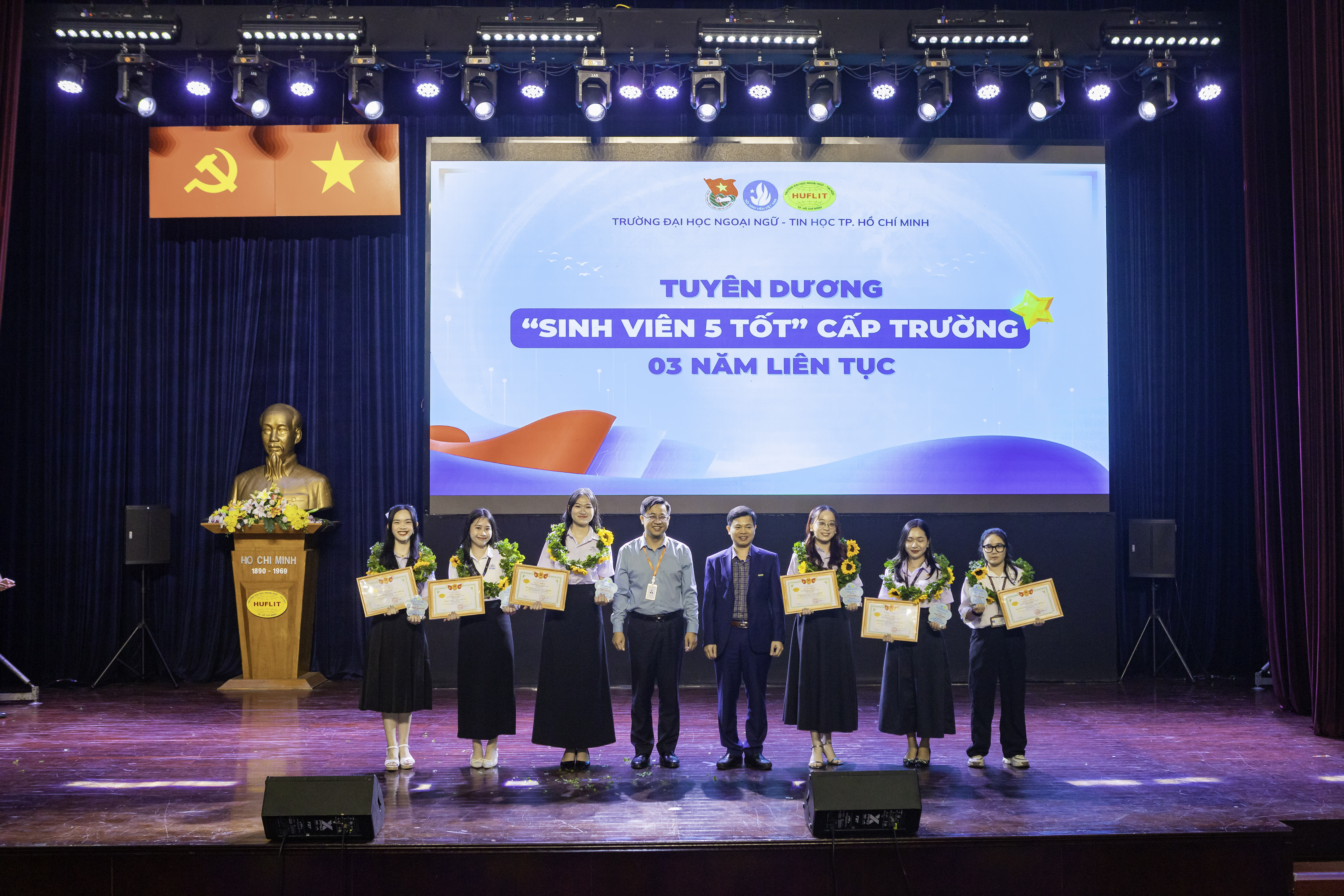 HUFLITers lan tỏa những giá trị tích cực và tinh thần cống hiến nhân dịp Kỷ niệm 76 năm Ngày truyền thống Học sinh, Sinh viên Việt Nam và Hội Sinh viên Việt Nam (09/01/1950 - 09/01/2026)