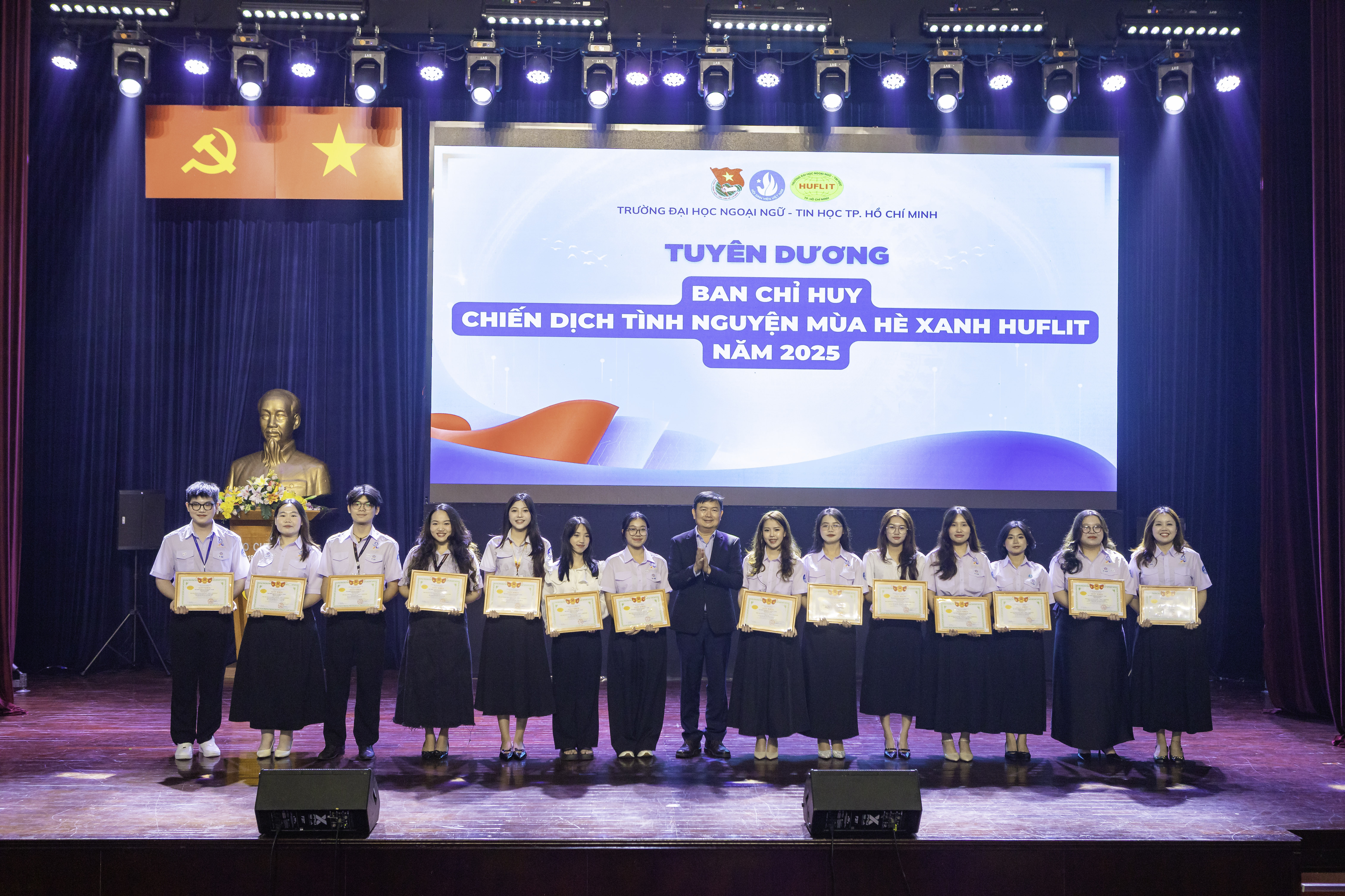 HUFLITers lan tỏa những giá trị tích cực và tinh thần cống hiến nhân dịp Kỷ niệm 76 năm Ngày truyền thống Học sinh, Sinh viên Việt Nam và Hội Sinh viên Việt Nam (09/01/1950 - 09/01/2026)