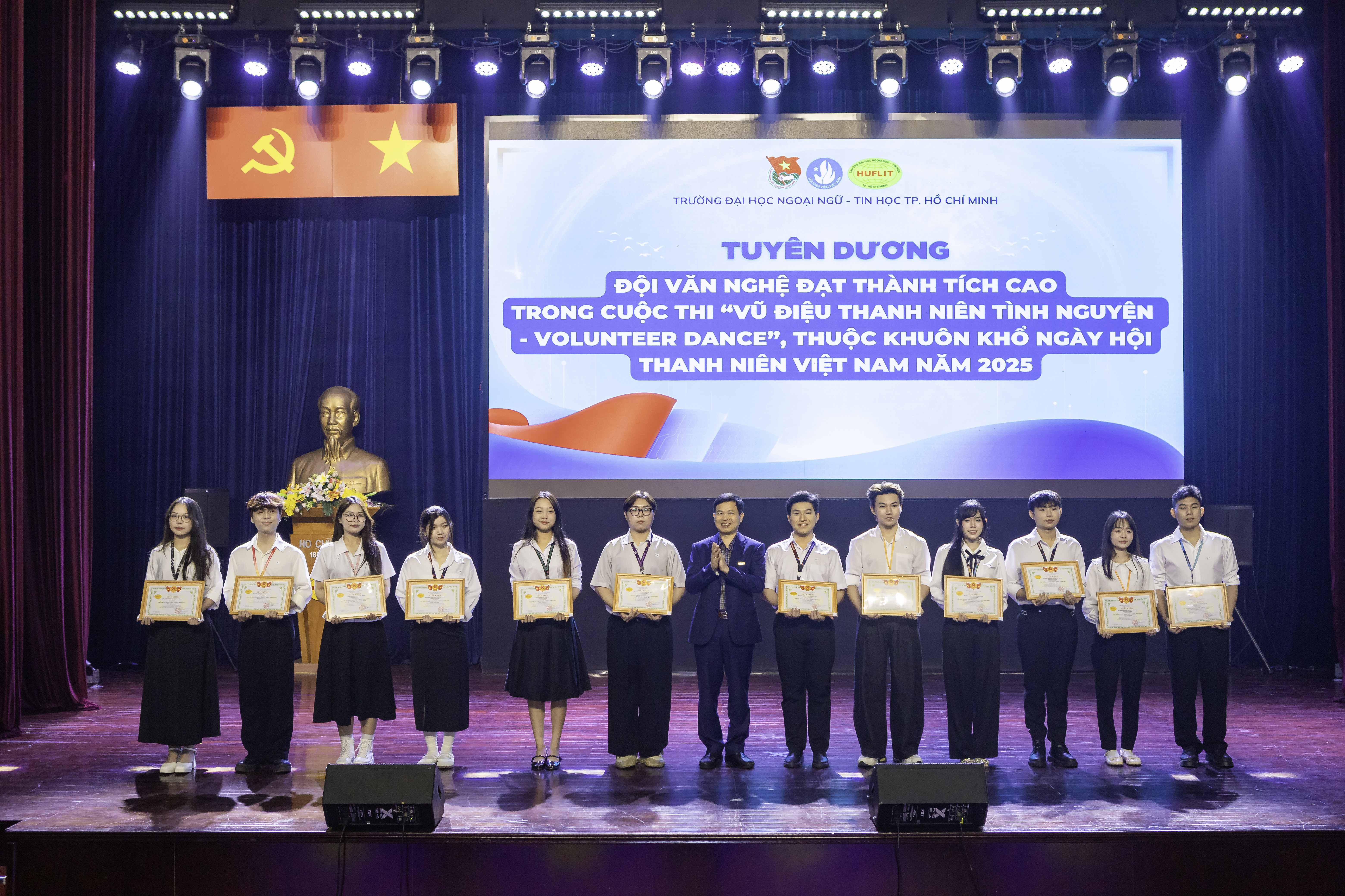 HUFLITers lan tỏa những giá trị tích cực và tinh thần cống hiến nhân dịp Kỷ niệm 76 năm Ngày truyền thống Học sinh, Sinh viên Việt Nam và Hội Sinh viên Việt Nam (09/01/1950 - 09/01/2026)
