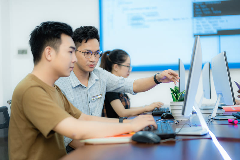 Sinh viên HUFLIT được trang bị kiến thức nền tảng